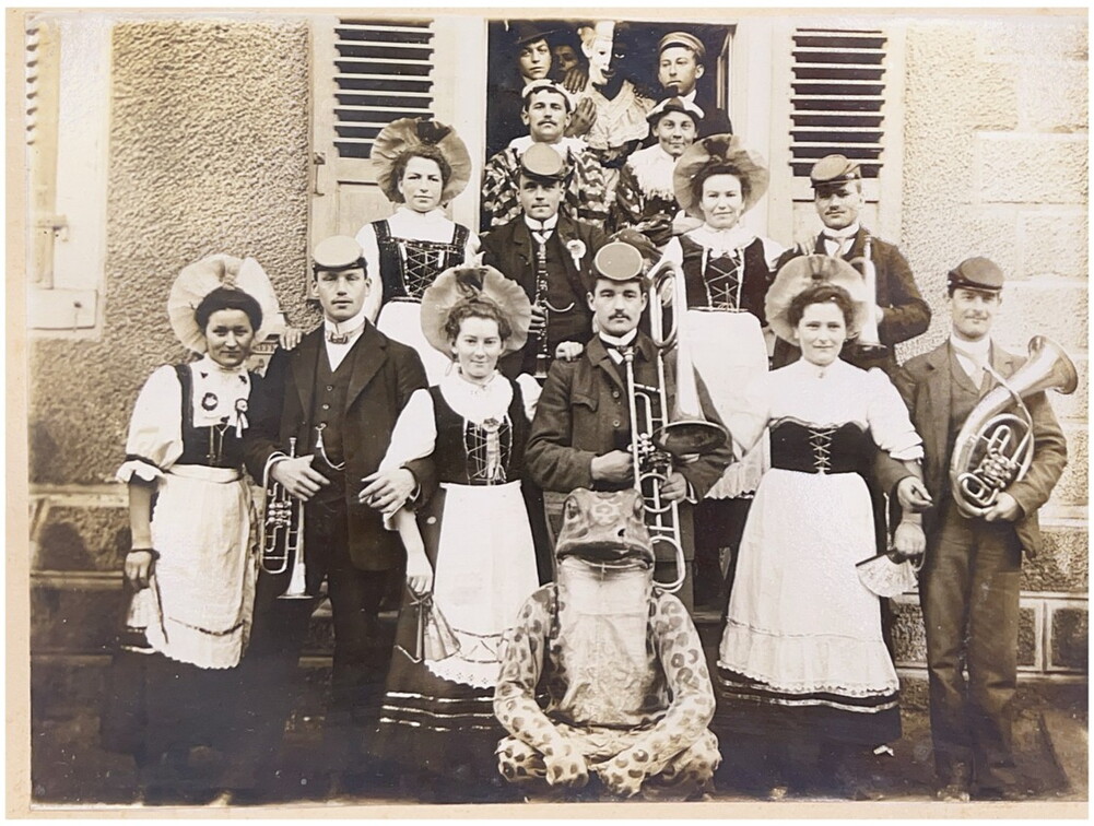 Musiker und Kostümträger inklusive Frosch im Jahr 1912