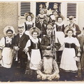 Musiker und Kostümträger inklusive Frosch im Jahr 1912