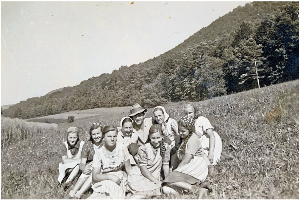 Umschwärmt von Frauen - der Hahn im Korb