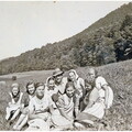 Umschwärmt von Frauen - der Hahn im Korb