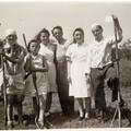 Teil der Familie Johann Binkert mit jüngster Tochter Friedigard, Hilde, Maria, Martha