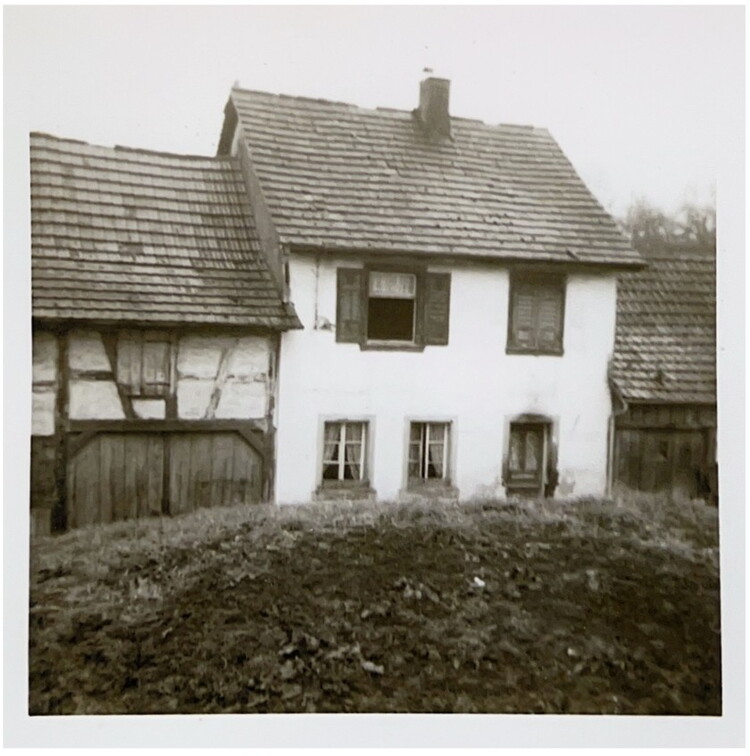 Schlosser Franz gegenüber der Kirchentreppe