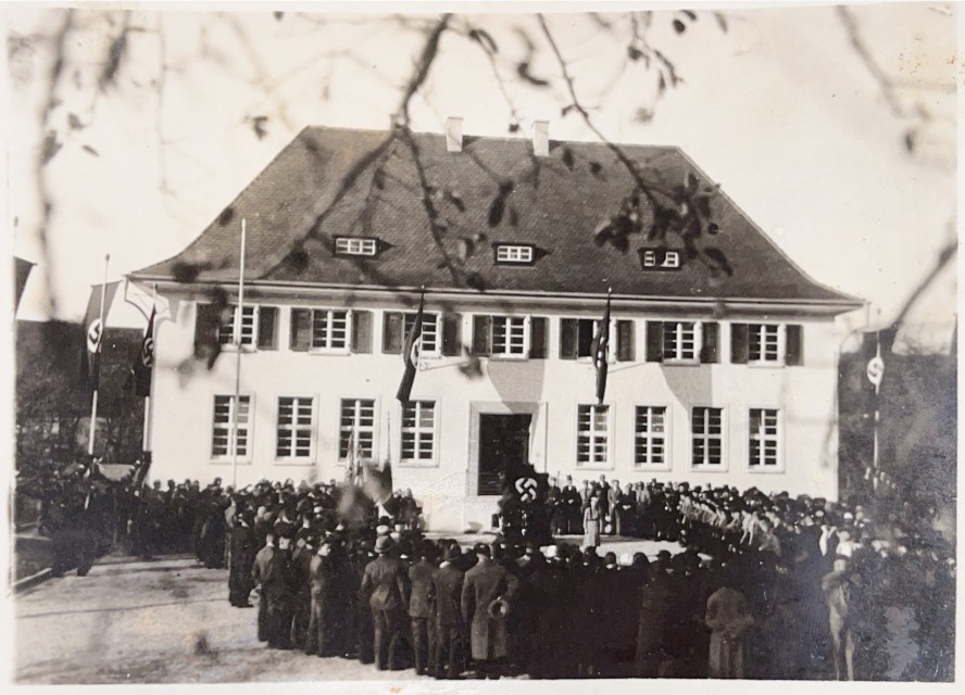Aufmarsch vor der Schule Geißlingen ebenfalls zur Einweihung 1936.